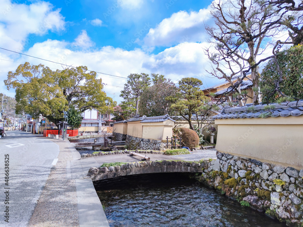 世界遺産の上賀茂神社から流れ出る明神川の日本らしい風景写真