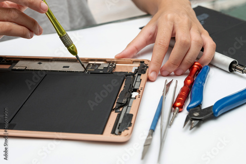 Close-up specialist process of tablet device repair