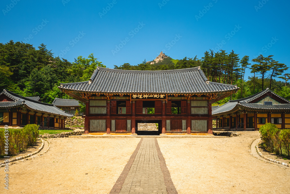 Singyesa in Onjongri, Kangwon Province, North Korea. Translation: Singyesa Temple,  Mount Kumgang