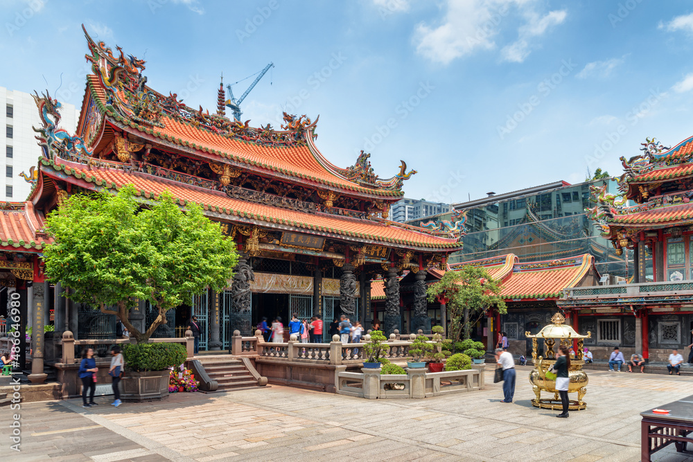 Obraz premium Wonderful view of Mengjia Longshan Temple in Taipei, Taiwan