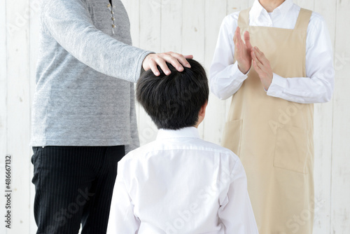 Photos 子供をほめる父親と母親