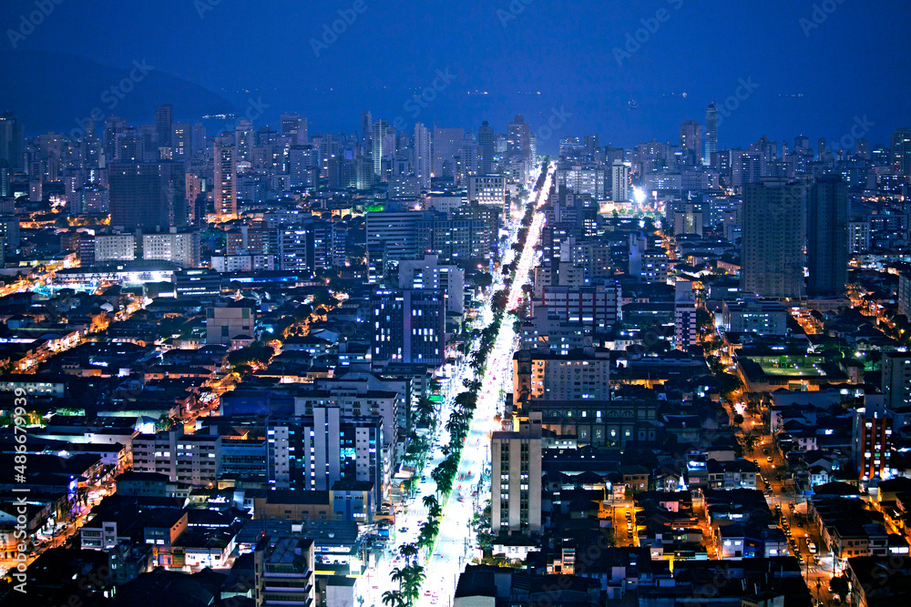 Avenida iluminada na cidade de Santos. Sao Paulo. ..