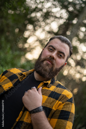 Hombre español con barba y camisa de leñador americano, fuerte, rudo, campechano photo