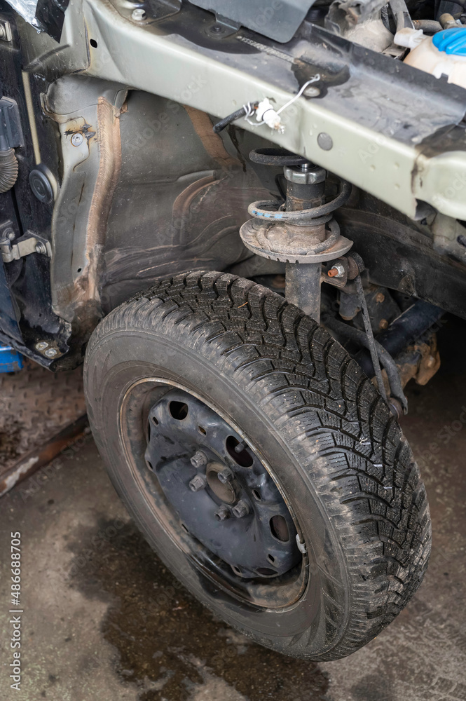 Vorderrad eines Autos bei abgebauten Kotflügel in einer Autowerkstatt Vorderrad eines Autos bei abgebauten Kotflügel in einer Autowerkstatt