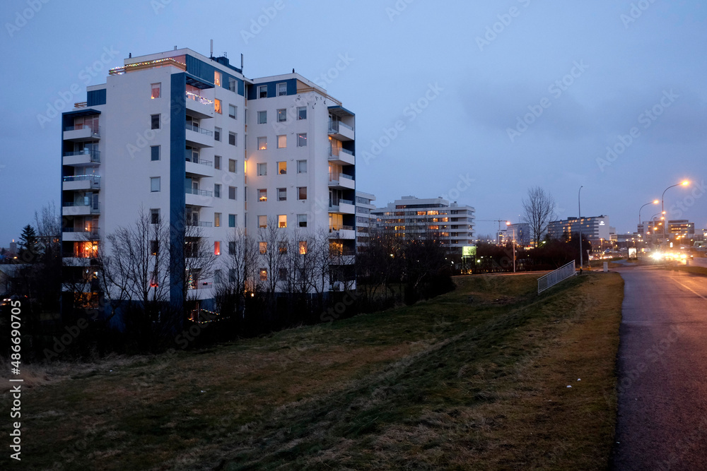 Wohnhäuser im Stadtteil Holt in Reykjavik in den Abendhimmel Wohnhäuser im Stadtteil Holt in Reykjavik in den Abendhimmel