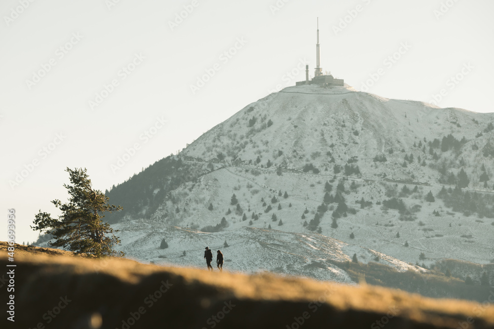 Couple qui contemple le Puy de Dôme