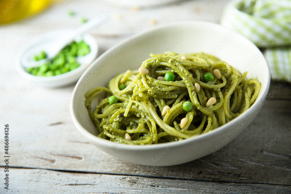 Spaghetti with pesto sauce and green pea