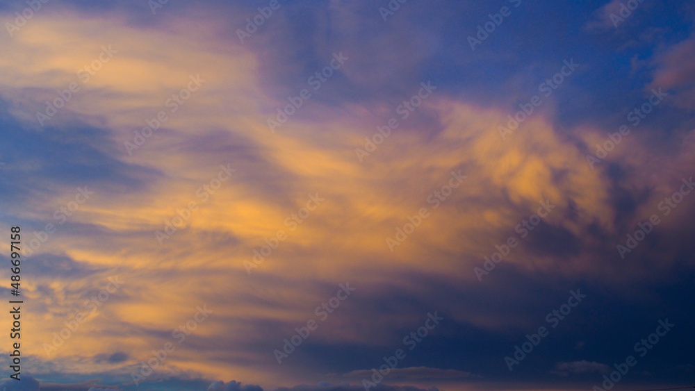 Radieuses teintes jaunes sous des nuages de haute altitude, pendant le crépuscule