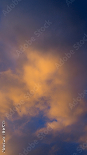 Radieuses teintes jaunes sous des nuages de haute altitude, pendant le crépuscule