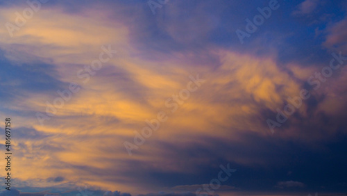 Radieuses teintes jaunes sous des nuages de haute altitude, pendant le crépuscule © Anthony