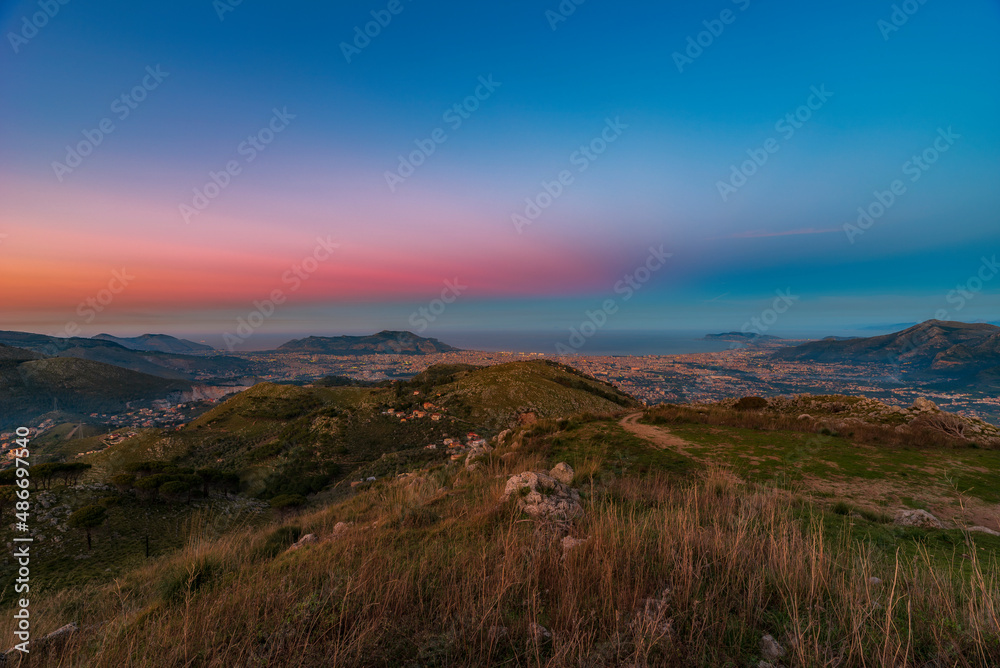 Vista da un punto panoramico sulla città di Palermo al crepuscolo, Sicilia	