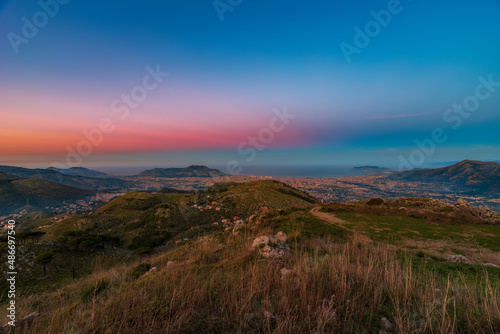 Vista da un punto panoramico sulla città di Palermo al crepuscolo, Sicilia  © Davide D. Phstock