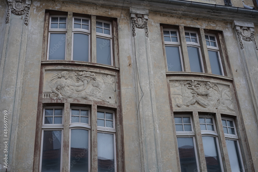 Obraz premium Altes verlassenes Gebäude mit Reliefs in Burg (bei Magdeburg)