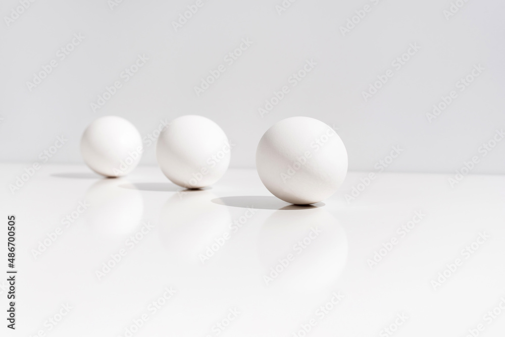 Tres huevos aislado sobre una mesa blanca Tres huevos aislado sobre una mesa blanca