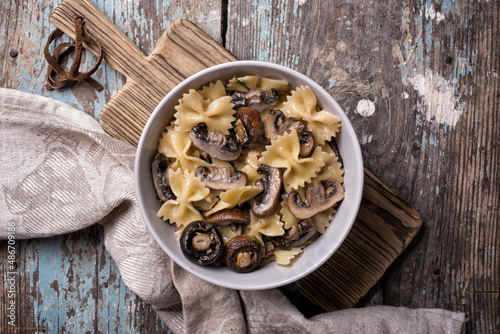 Photos Bowl of italian farfalle pasta and mushrooms with cream sauce