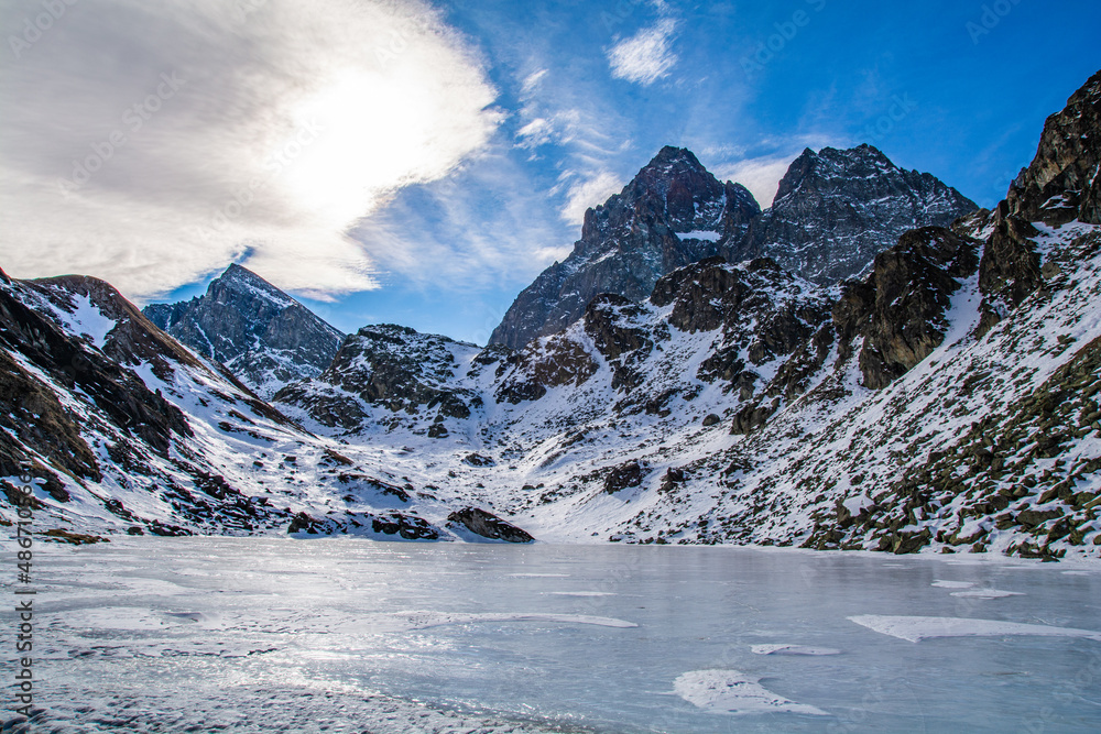 Fototapeta premium Il Monviso ed il lago Fiorenza coperto di ghiaccio