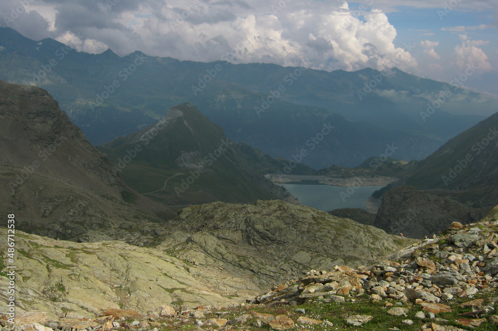 Fototapeta premium Cloudy Mountain Landscape with Alpine Lake 