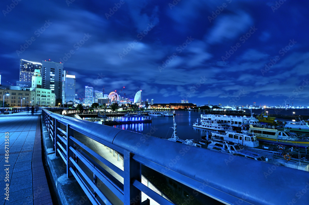 横浜山下臨港プロムナードから見る横浜港と横浜みなとみらいの夜景