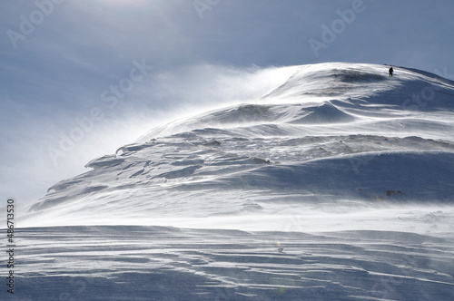 Tatry Zachodnie, śnieg zdmuchiwany ze szczytu przez wiatr. © Adam