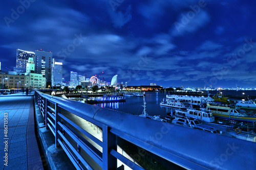 横浜山下臨港プロムナードから見る横浜港と横浜みなとみらいの夜景 © onosan