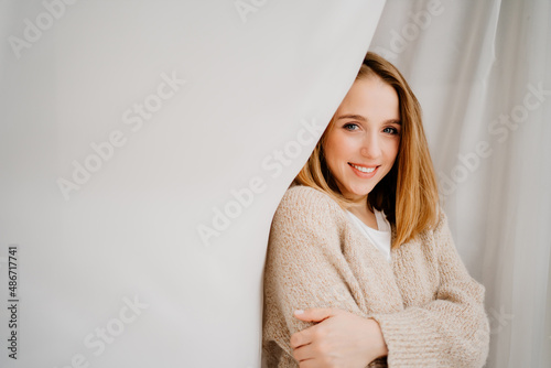 Fotografija an attractive young woman in a cozy sweater