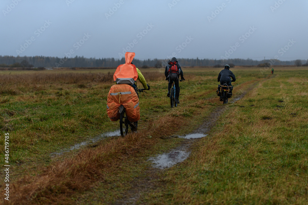 Obraz premium Russian bicyclists in the autumn field, Moscow Region