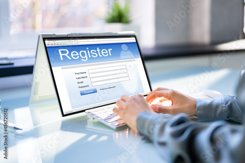 Obraz na płótnie Businesswoman's Hand Filing Online Registration Form On Laptop