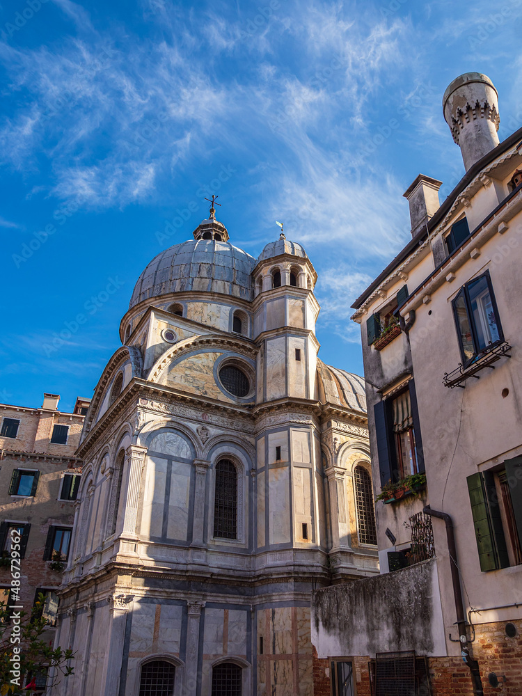 Historische Gebäude mit blauem Himmel in Venedig, Italien