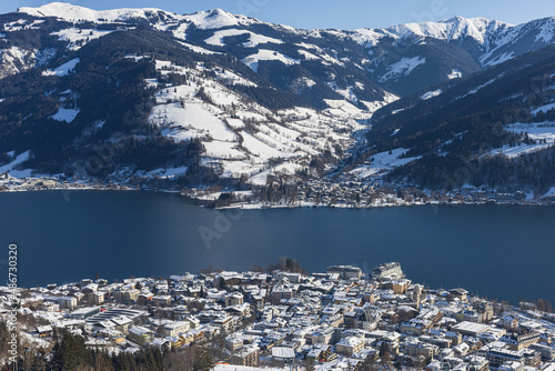 Zellamsee im winter mit see und der Bergwelt. photo