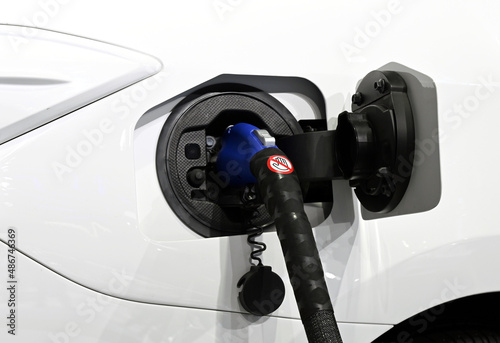 New energy vehicle charging device