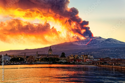 Panorama dell'Etna in eruzione; fotografato dalla città di Riposto, sulla costa ionica etnea, distante circa 19 km dalla cima dell'Etna