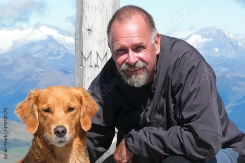 Gipfelglück mit Hund -Auf dem kleinen Peitlerkofel in Südtirol photo