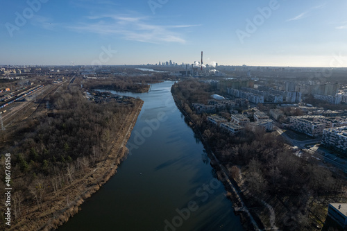 Kanał królewski, Żerań widziany z góry, w tle panorama Warszawy, nowe osiedla mieszkaniowe i elektrociepłownia 