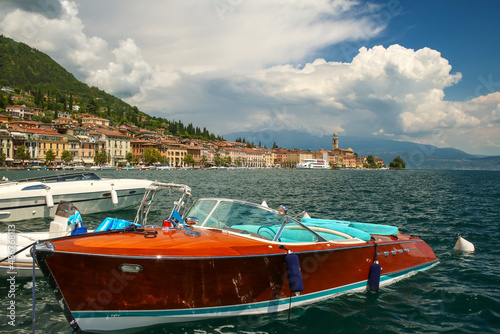 Salo am Gardasee mit Riva Boot im Vordergrund