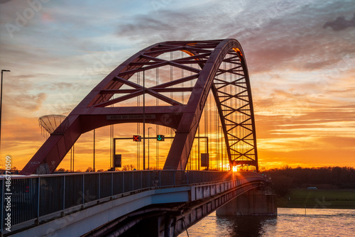 Brücke der Solidarität über den Rhein bei Duisburg am Abend bei Sonnenuntergang
