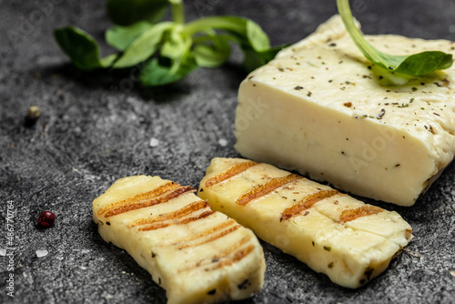 Fotografia Grilled slices of halloumi cheese with grill marks and mint