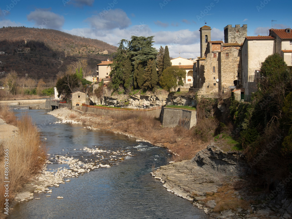 Italia, Toscana, Casentino, Arezzo, il paese di Subbiano, il Castello dell'anno 1000 e il fiume Arno.