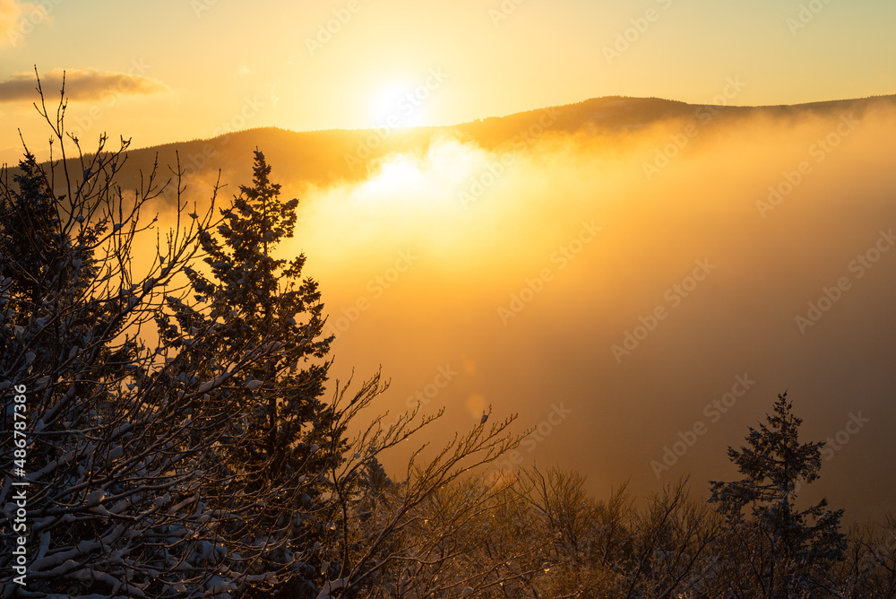 Obraz premium Picturesque winter sunrise from Krzyżna Mountain in the Sokole Mountains