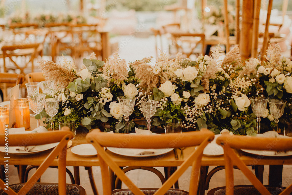 Table de mariage décorée dans une ambiance végétale