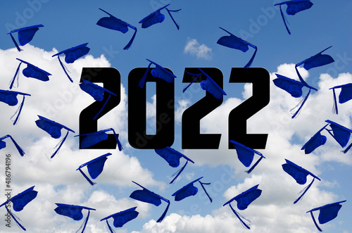 Canvastavla Blue graduation caps airborne in summer sky with 2022 text