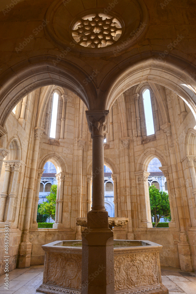 Obraz premium Brunnen im Kreuzgang, das Kloster von Alcobaça - Portugal