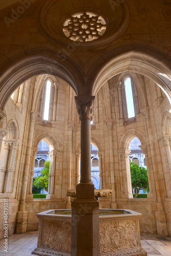 Brunnen im Kreuzgang, das Kloster von Alcobaça - Portugal