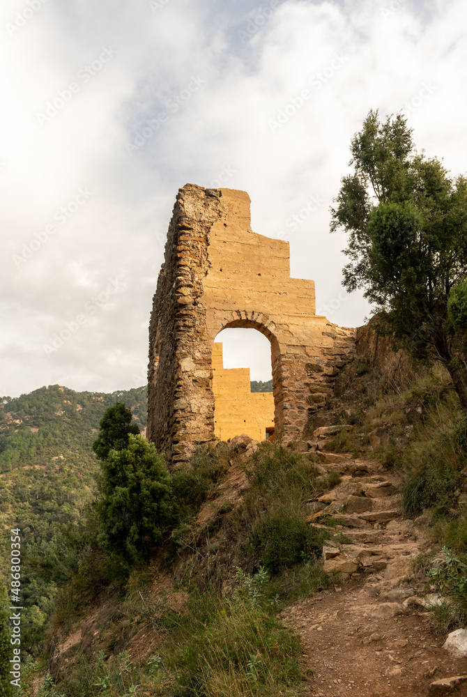 ruinas del castillo de benali, situado en el municipio de Ain , en la provincia de Castellón de la plana , comunidad valenciana , España .