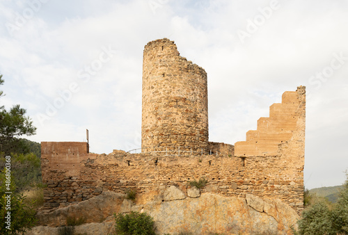 torre y ruinas del castillo de benali, situado en el municipio de Ain , en la provincia de Castellón de la plana , comunidad valenciana , España .