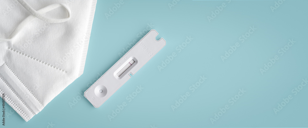 Fototapeta premium Durchgeführter negativer Antigen Schnelltest mit FFP2 Maske als Panorama