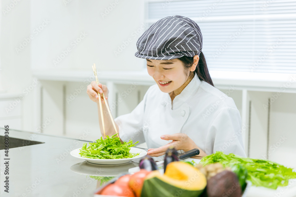 キッチンで野菜を切る女性(盛り付け)
キッチンで野菜を切る女性(盛り付け)