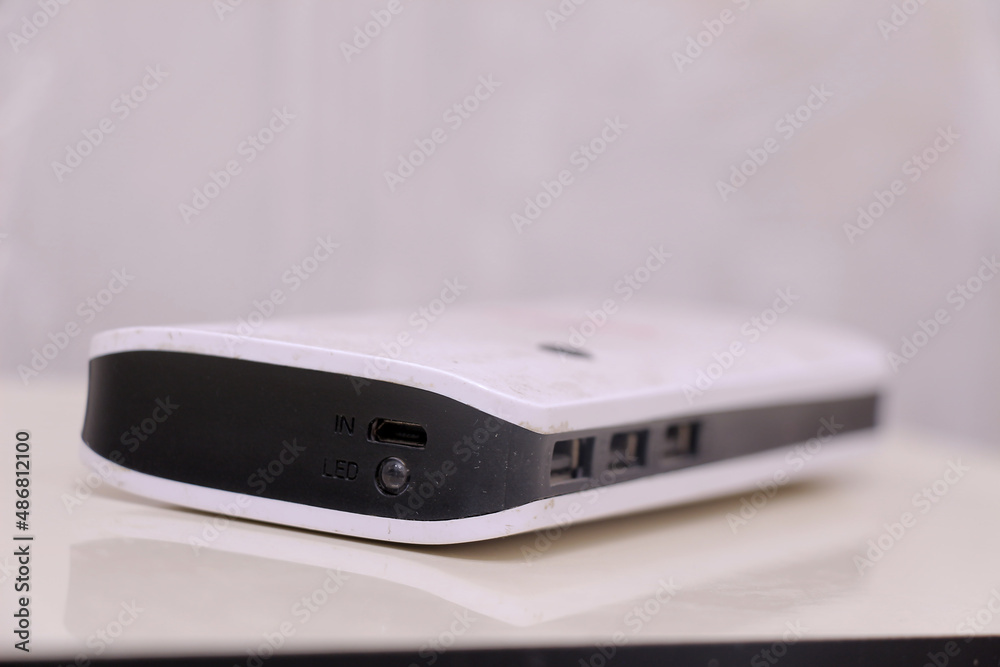 Mobile modern smartphone charger, very convenient to use while traveling Mobile modern smartphone charger, very convenient to use while traveling