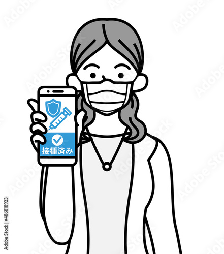 ワクチン接種証明の画面を表示したスマホを持つマスクを着用した若い女性