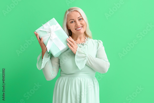 Fashionable mature woman ho...