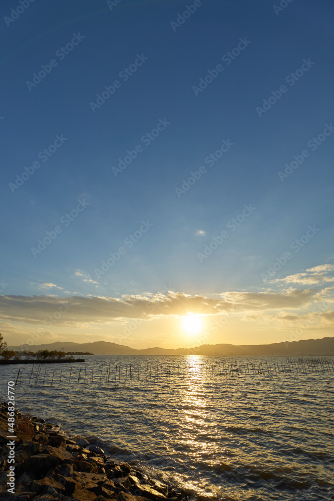 Obraz premium 琵琶湖湖畔の夕日